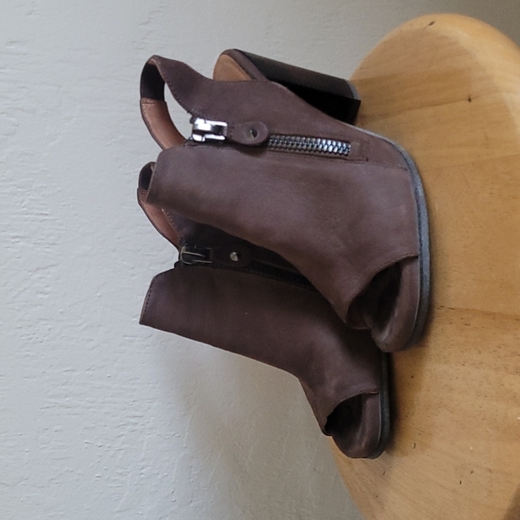 Kenneth Cole Open Toed Heels - Picture 2 of 7